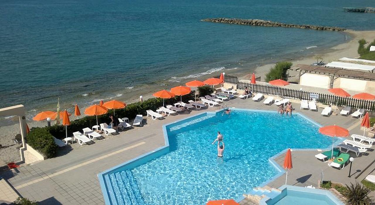 Hotel Haris On The Beach Agia Marina Exterior foto